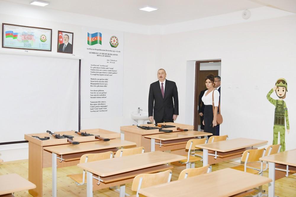 Президент Ильхам Алиев и Первая леди Мехрибан Алиева приняли участие в открытии жилого комплекса для семей вынужденных переселенцев (ФОТО) (версия 2)