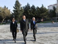 Президент Ильхам Алиев и Первая леди Мехрибан Алиева ознакомились с условиями после реконструкции в парке отдыха в жилом массиве Ени Ясамал (ФОТО)