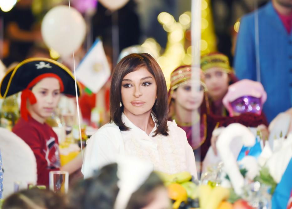 Первый вице-президент Мехрибан Алиева приняла участие в традиционном праздничном веселье для детей (ФОТО)