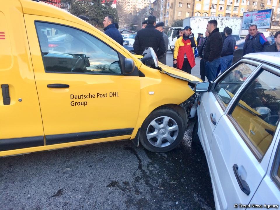 В Баку произошла цепная авария с участием четырех автомобилей (ФОТО/ВИДЕО)