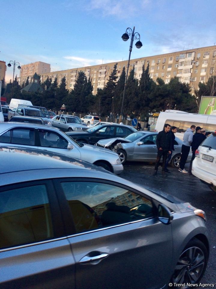 В Баку произошла цепная авария с участием четырех автомобилей (ФОТО/ВИДЕО)
