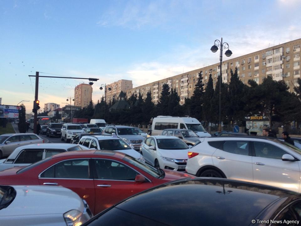 В Баку произошла цепная авария с участием четырех автомобилей (ФОТО/ВИДЕО)