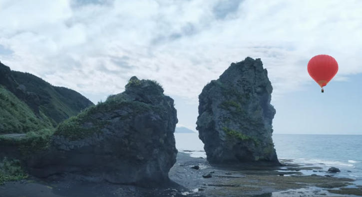 Жители старинной части Баку осыпали красавицу лепестками роз (ВИДЕО, ФОТО)