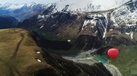 Жители старинной части Баку осыпали красавицу лепестками роз (ВИДЕО, ФОТО)