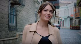 Жители старинной части Баку осыпали красавицу лепестками роз (ВИДЕО, ФОТО)