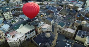 Жители старинной части Баку осыпали красавицу лепестками роз (ВИДЕО, ФОТО)