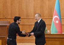 Президент Ильхам Алиев и Первая леди Мехрибан Алиева встретились с семьями шехидов (ФОТО) (версия 3)