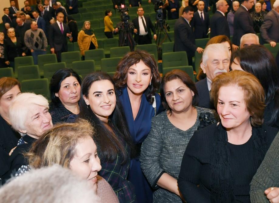 Президент Ильхам Алиев и Первая леди Мехрибан Алиева встретились с семьями шехидов (ФОТО) (версия 3)