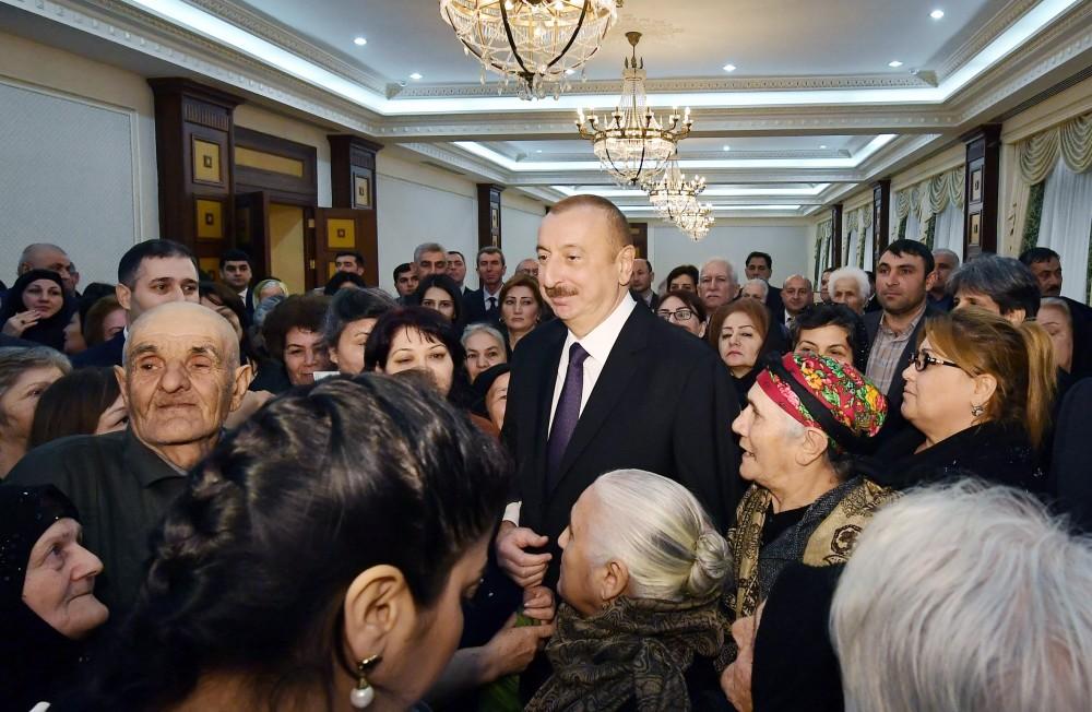 Президент Ильхам Алиев и Первая леди Мехрибан Алиева встретились с семьями шехидов (ФОТО) (версия 3)