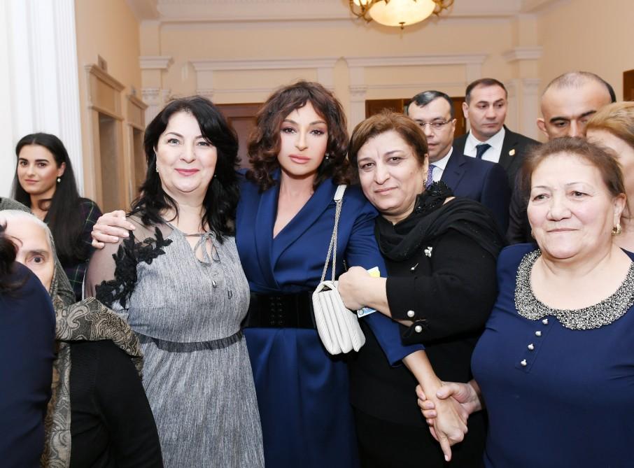 Президент Ильхам Алиев и Первая леди Мехрибан Алиева встретились с семьями шехидов (ФОТО) (версия 3)