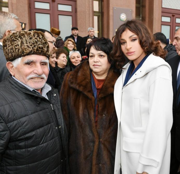 Президент Ильхам Алиев и Первая леди Мехрибан Алиева встретились с семьями шехидов (ФОТО) (версия 3)