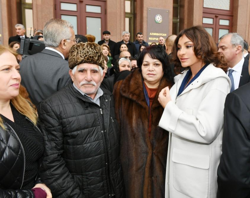 Президент Ильхам Алиев и Первая леди Мехрибан Алиева встретились с семьями шехидов (ФОТО) (версия 3)