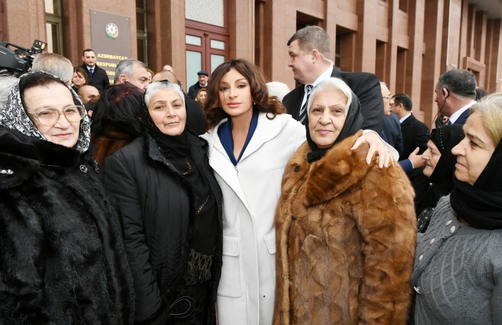 Президент Ильхам Алиев и Первая леди Мехрибан Алиева встретились с семьями шехидов (ФОТО) (версия 3)