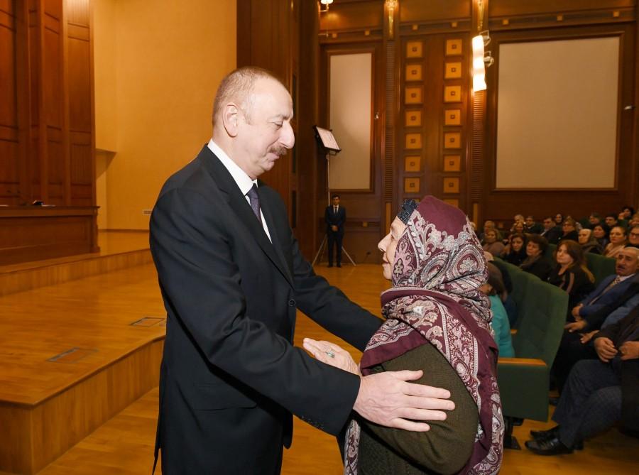 Президент Ильхам Алиев и Первая леди Мехрибан Алиева встретились с семьями шехидов (ФОТО) (версия 3)