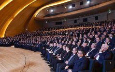 Президент Ильхам Алиев принял участие в конференции по итогам выполнения Госпрограммы социально-экономического развития регионов Азербайджана в 2014-2018 гг. (ФОТО)