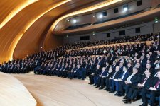Президент Ильхам Алиев принял участие в конференции по итогам выполнения Госпрограммы социально-экономического развития регионов Азербайджана в 2014-2018 гг. (ФОТО)