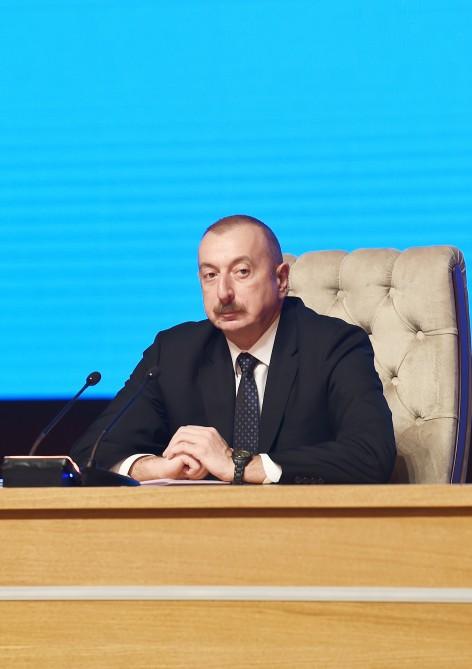 Президент Ильхам Алиев принял участие в конференции по итогам выполнения Госпрограммы социально-экономического развития регионов Азербайджана в 2014-2018 гг. (ФОТО)