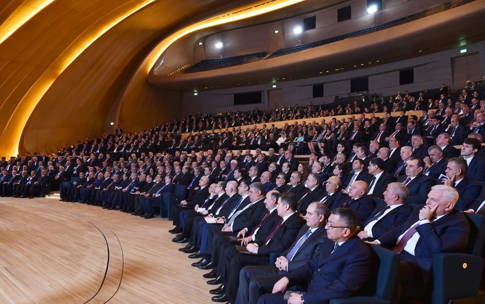 Президент Ильхам Алиев принял участие в конференции по итогам выполнения Госпрограммы социально-экономического развития регионов Азербайджана в 2014-2018 гг. (ФОТО)
