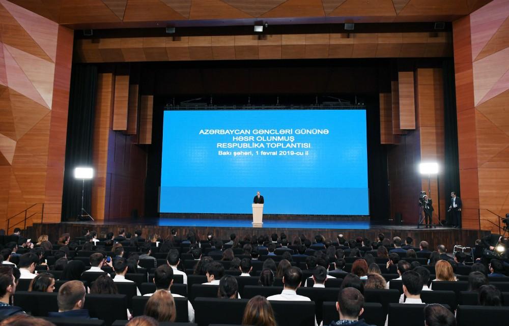 Президент Ильхам Алиев и Первая леди Мехрибан Алиева приняли участие в республиканском собрании, посвященном Дню азербайджанской молодежи (ФОТО)