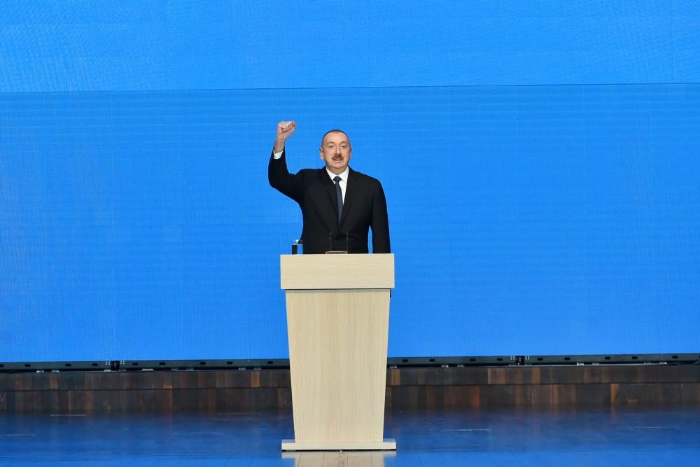 Президент Ильхам Алиев и Первая леди Мехрибан Алиева приняли участие в республиканском собрании, посвященном Дню азербайджанской молодежи (ФОТО)