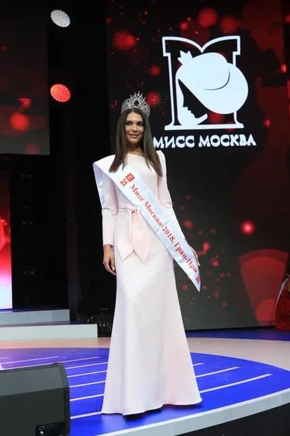 Азербайджанский гипнотизер выбрал "Мисс Москвы" (ФОТО)