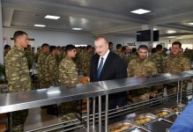 Верховный главнокомандующий ВС Азербайджана Ильхам Алиев ознакомился с условиями в новопостроенной N-й воинской части в Бейлагане (ФОТО) (версия 2)