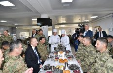 Верховный главнокомандующий ВС Азербайджана Ильхам Алиев ознакомился с условиями в новопостроенной N-й воинской части в Бейлагане (ФОТО) (версия 2)