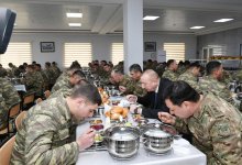 Верховный главнокомандующий ВС Азербайджана Ильхам Алиев ознакомился с условиями в новопостроенной N-й воинской части в Бейлагане (ФОТО) (версия 2)