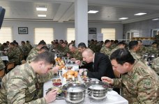 Верховный главнокомандующий ВС Азербайджана Ильхам Алиев ознакомился с условиями в новопостроенной N-й воинской части в Бейлагане (ФОТО) (версия 2)