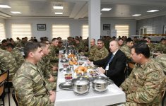 Верховный главнокомандующий ВС Азербайджана Ильхам Алиев ознакомился с условиями в новопостроенной N-й воинской части в Бейлагане (ФОТО) (версия 2)