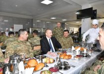 Верховный главнокомандующий ВС Азербайджана Ильхам Алиев ознакомился с условиями в новопостроенной N-й воинской части в Бейлагане (ФОТО) (версия 2)