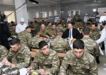 Верховный главнокомандующий ВС Азербайджана Ильхам Алиев ознакомился с условиями в новопостроенной N-й воинской части в Бейлагане (ФОТО) (версия 2)