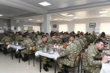 Верховный главнокомандующий ВС Азербайджана Ильхам Алиев ознакомился с условиями в новопостроенной N-й воинской части в Бейлагане (ФОТО) (версия 2)