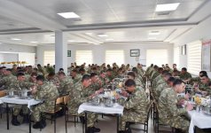 Верховный главнокомандующий ВС Азербайджана Ильхам Алиев ознакомился с условиями в новопостроенной N-й воинской части в Бейлагане (ФОТО) (версия 2)