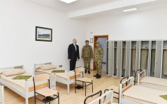 Верховный главнокомандующий ВС Азербайджана Ильхам Алиев ознакомился с условиями в новопостроенной N-й воинской части в Бейлагане (ФОТО) (версия 2)