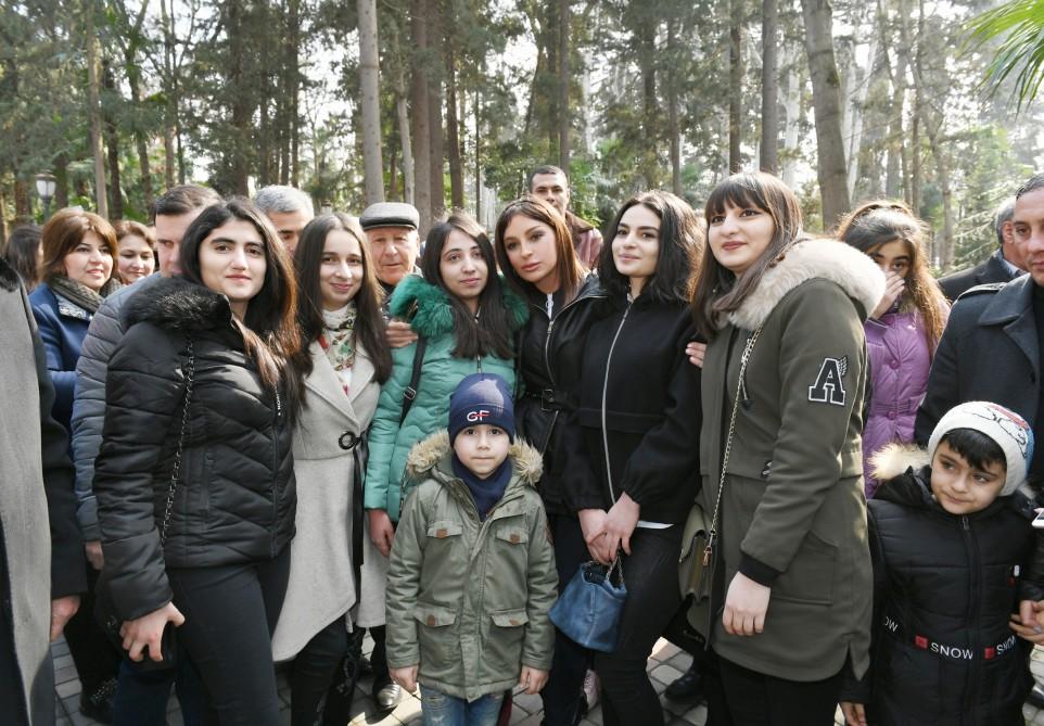 Первый вице-президент Мехрибан Алиева встретилась с гянджинцами в парке культуры и отдыха "Хан багы" (ФОТО)