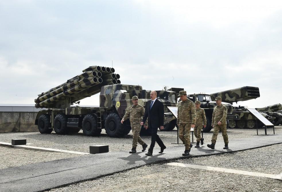 Верховный главнокомандующий ВС Азербайджана Ильхам Алиев ознакомился с условиями в новопостроенной N-й воинской части в Бейлагане (ФОТО) (версия 2)