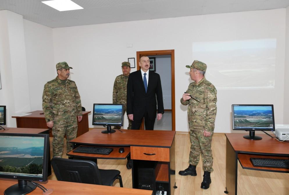 Верховный главнокомандующий ВС Азербайджана Ильхам Алиев ознакомился с условиями в новопостроенной N-й воинской части в Бейлагане (ФОТО) (версия 2)