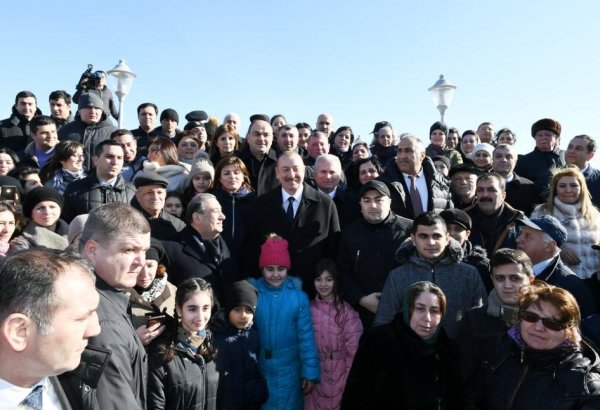 Azerbaijani president meets Sumgayit residents at seaside boulevard (PHOTO)
