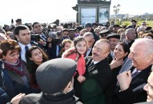 Президент Ильхам Алиев встретился на приморском бульваре Сумгайыта с жителями города (ФОТО) (версия 2)