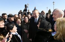 Президент Ильхам Алиев встретился на приморском бульваре Сумгайыта с жителями города (ФОТО) (версия 2)