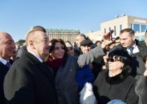 Президент Ильхам Алиев встретился на приморском бульваре Сумгайыта с жителями города (ФОТО) (версия 2)