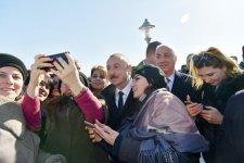Президент Ильхам Алиев встретился на приморском бульваре Сумгайыта с жителями города (ФОТО) (версия 2)