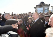 Президент Ильхам Алиев встретился на приморском бульваре Сумгайыта с жителями города (ФОТО) (версия 2)