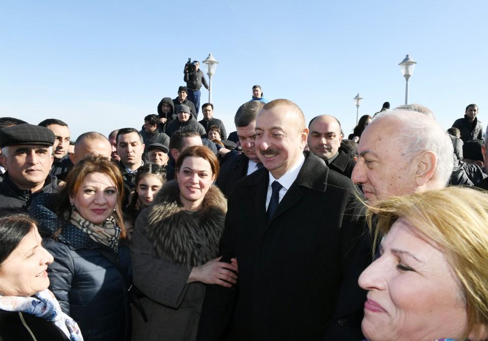 Президент Ильхам Алиев встретился на приморском бульваре Сумгайыта с жителями города (ФОТО) (версия 2)
