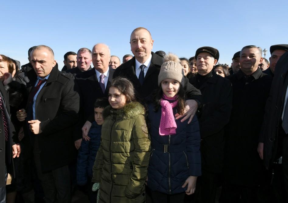 Президент Ильхам Алиев встретился на приморском бульваре Сумгайыта с жителями города (ФОТО) (версия 2)