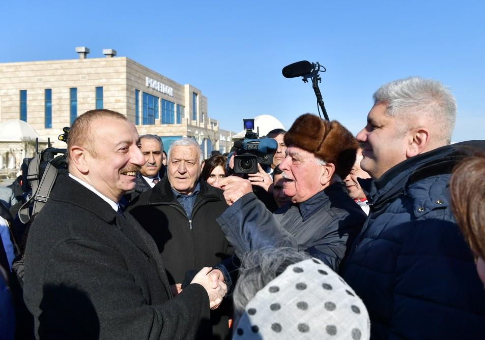Президент Ильхам Алиев встретился на приморском бульваре Сумгайыта с жителями города (ФОТО) (версия 2)