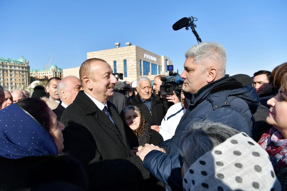 Президент Ильхам Алиев встретился на приморском бульваре Сумгайыта с жителями города (ФОТО) (версия 2)