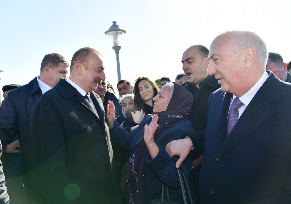 Президент Ильхам Алиев встретился на приморском бульваре Сумгайыта с жителями города (ФОТО) (версия 2)