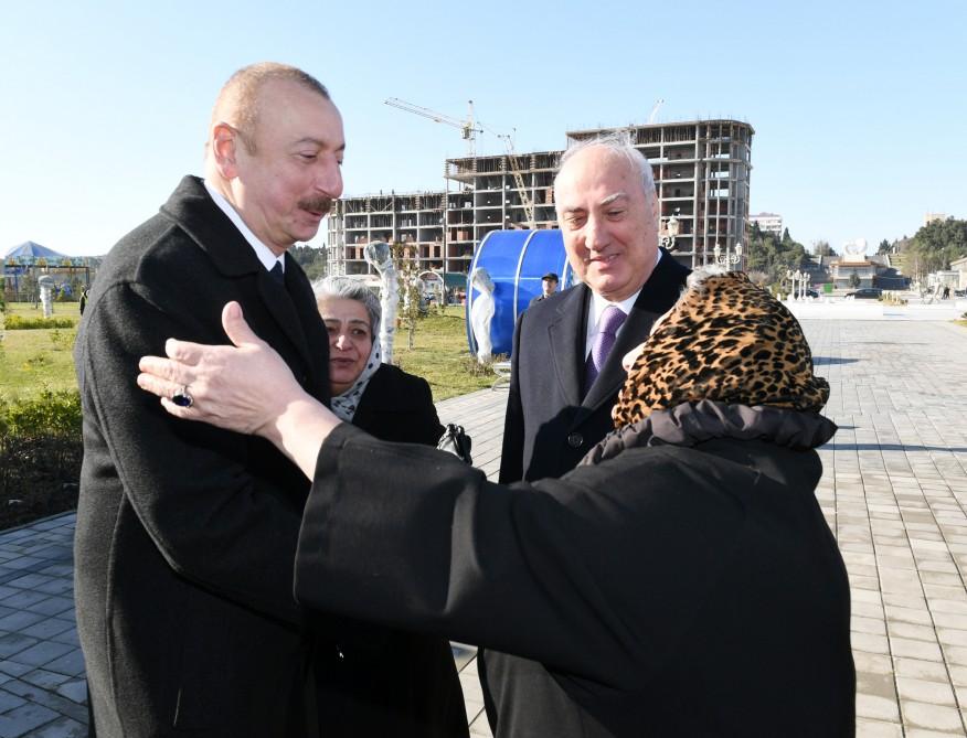 Президент Ильхам Алиев встретился на приморском бульваре Сумгайыта с жителями города (ФОТО) (версия 2)